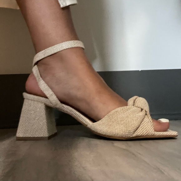 NWOT Bow tie Stacked Heel - Picture 2 of 10